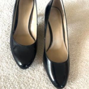 Bandolino- medium heeled black shoes. Size 7.5 Excellent condition and comfy!